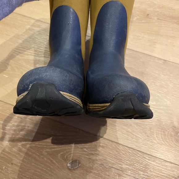 Kid’s Rugged II Muckboot. Winterboot/Waterproof. Size 12. - Picture 8 of 13